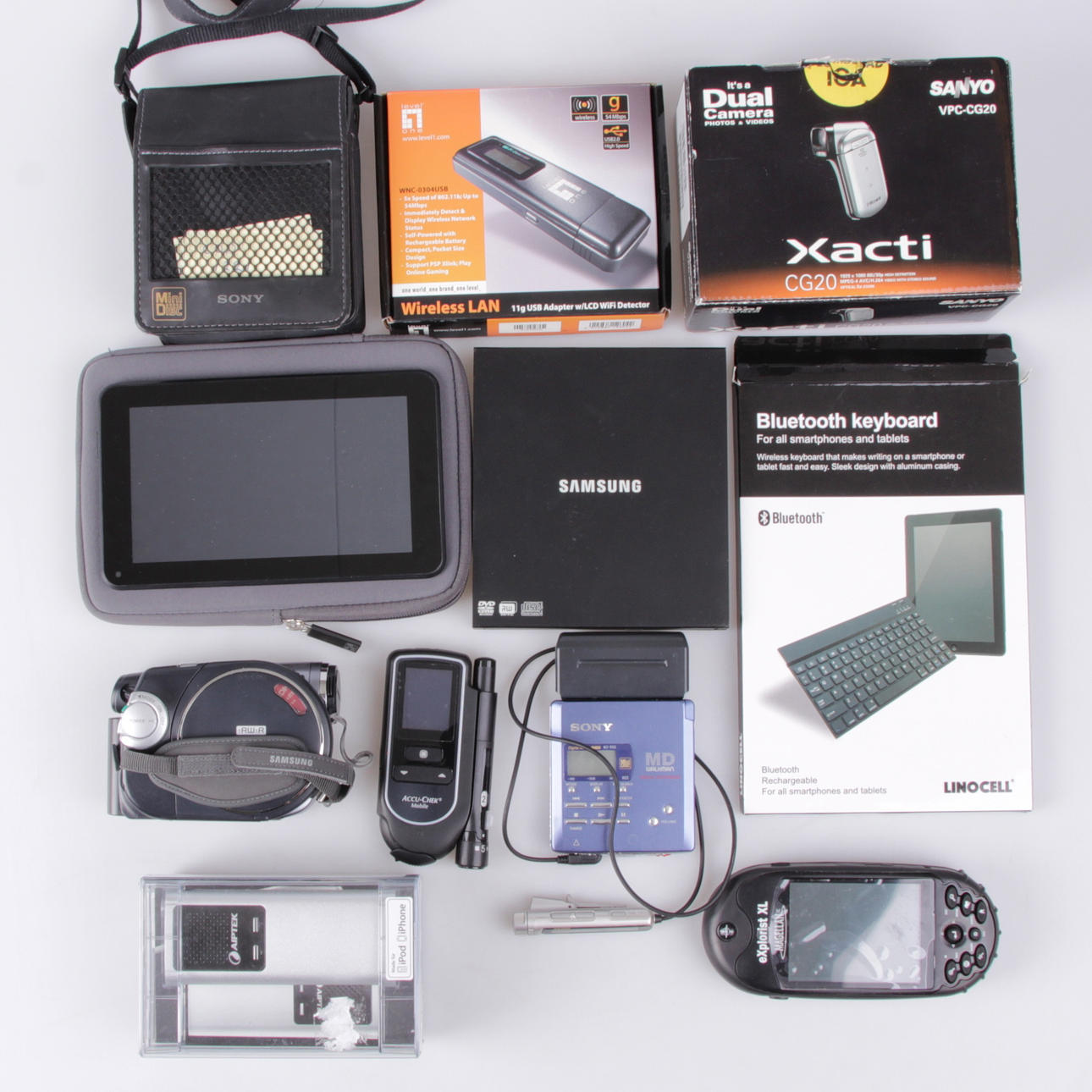 PARTI ELEKTRONIK, delvis Mobil projektor T30i, GPS Magellan, Sony minidisk, samtida.