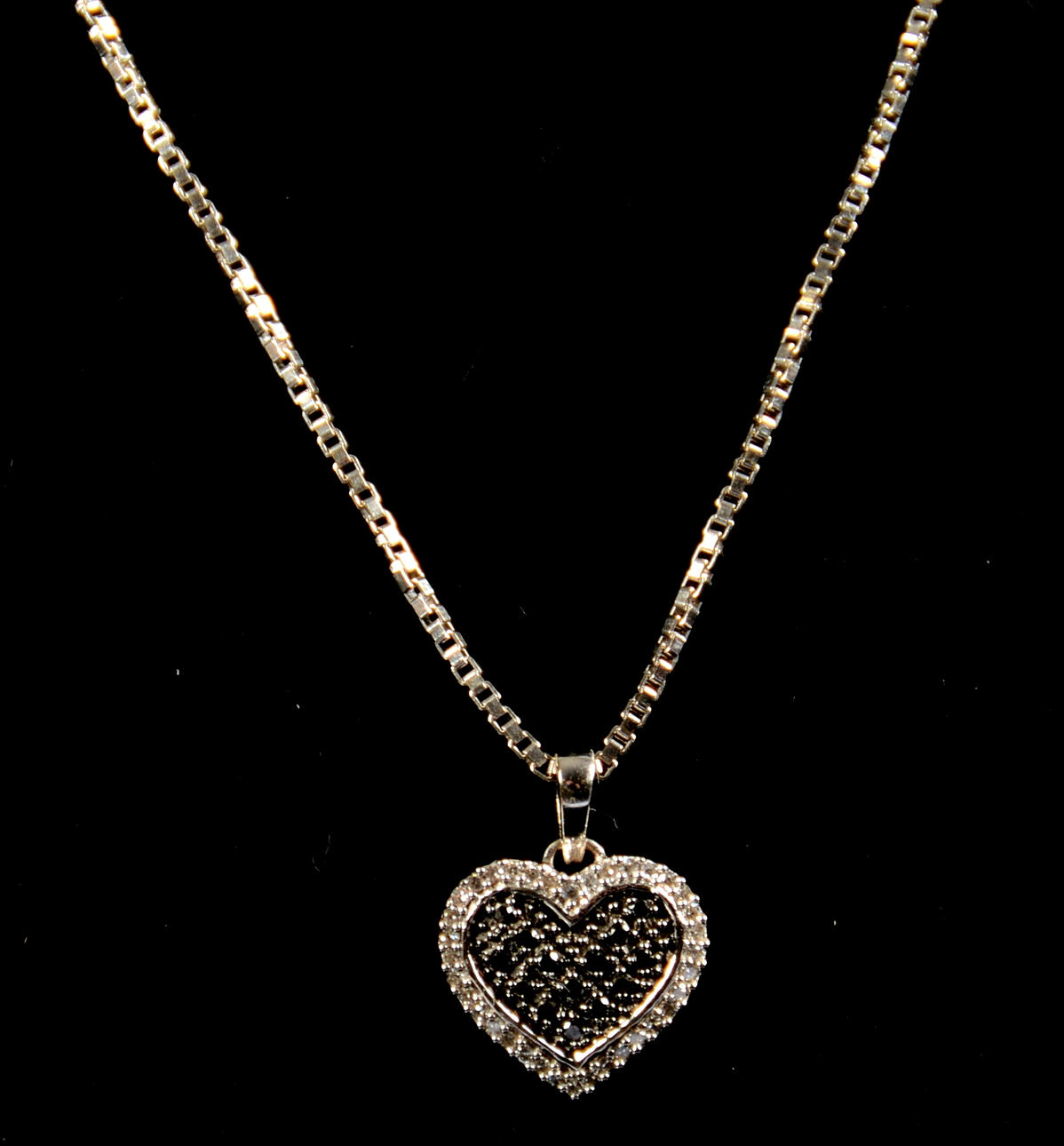 HALSKEDJA MED DIAMANTHÄNGE, 18K, vitguld.