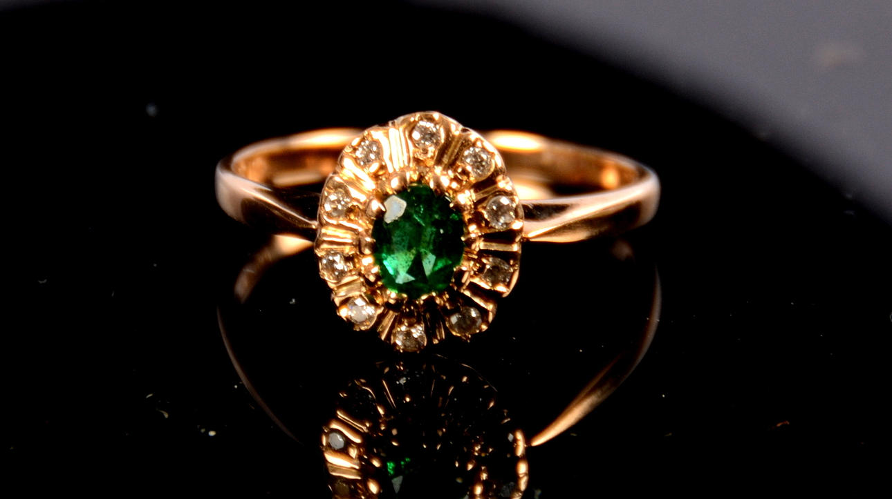 CARMOSÉRING MED 1 stycken oval grön smaragd, 18K.