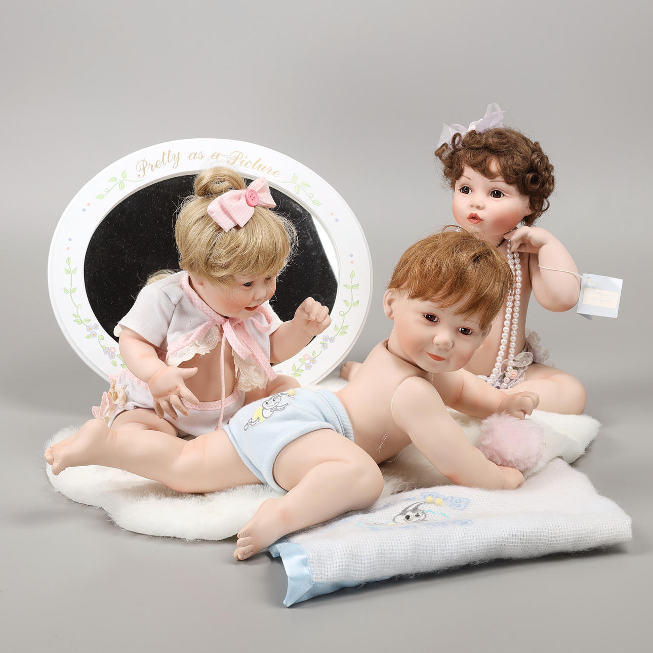 Tres muñecas Ashton-Drake con accesorios, década de 1990.