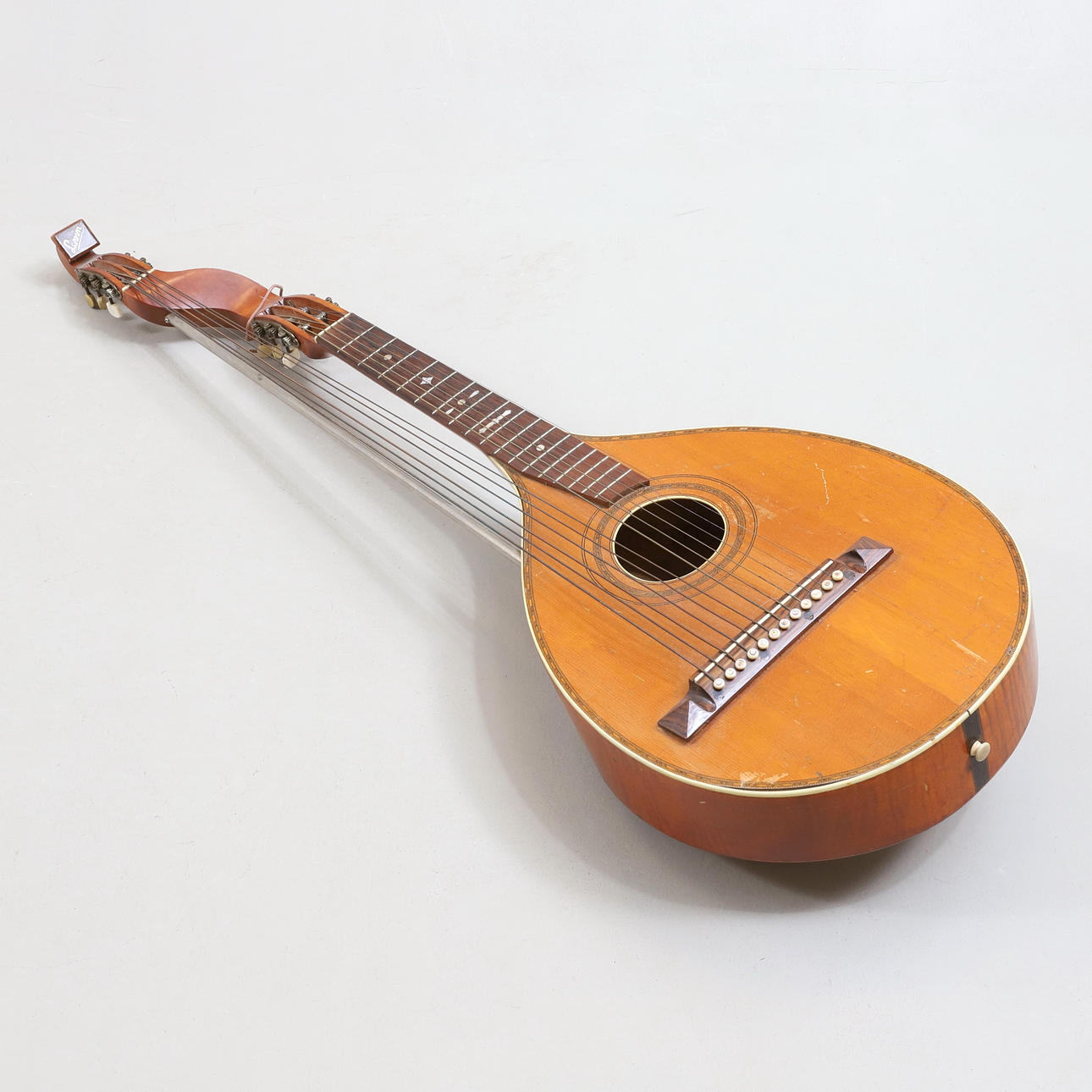 Eine 12-saitige Levin-Laute, 20. Jahrhundert.