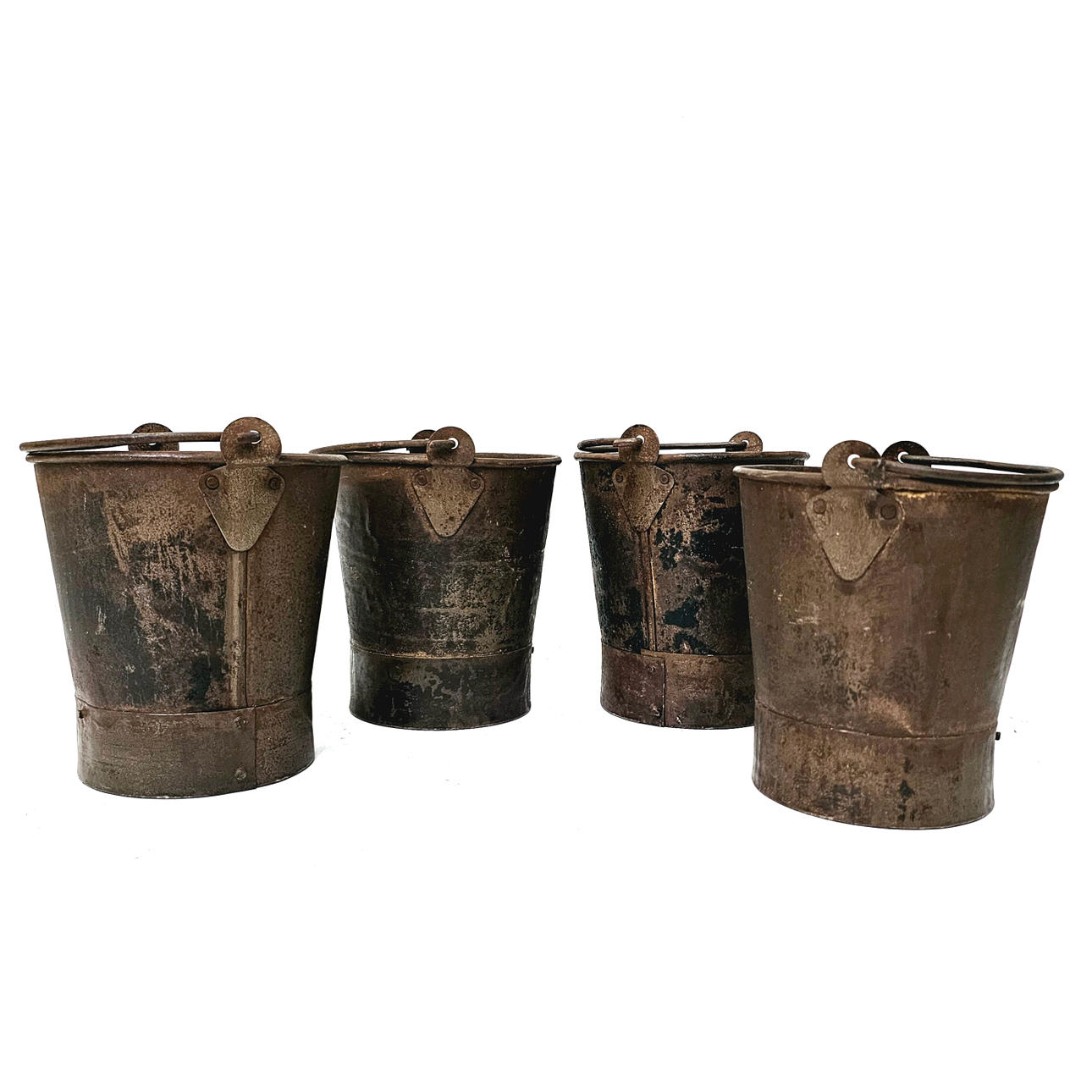 CUATRO CUBOS ANTIGUOS EN HIERRO.