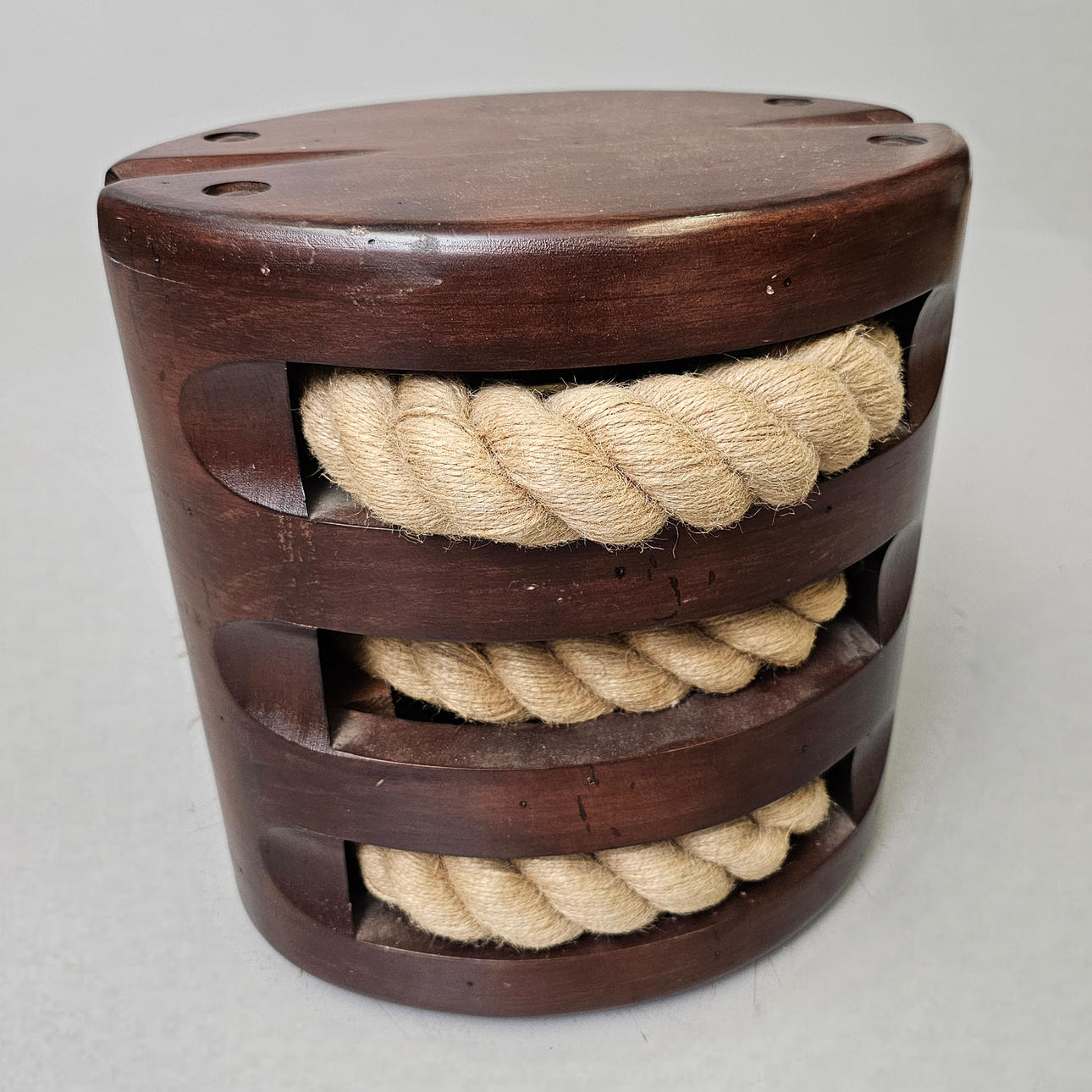 KANNETTAVAN TIETOKONEEN ISTUIN PUUSTA JA KÖYDESTÄ.