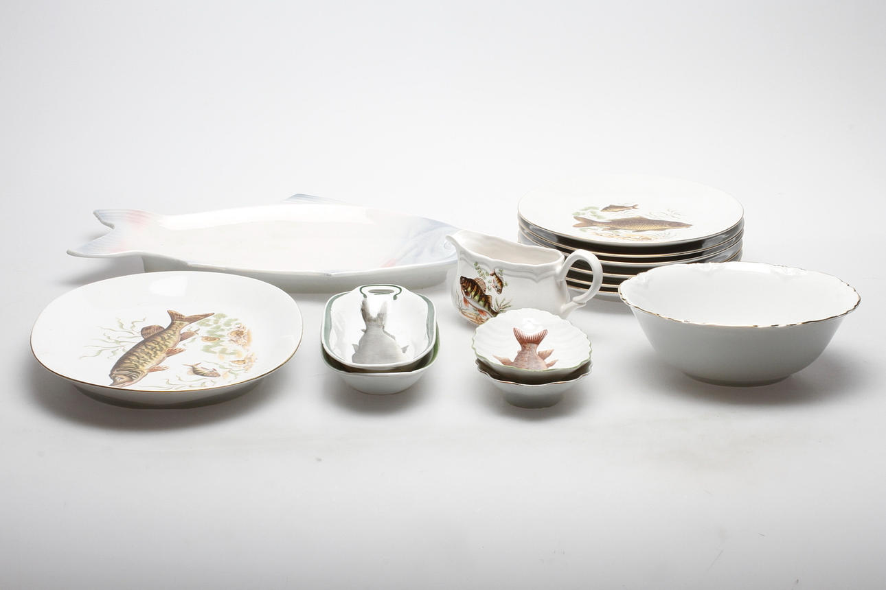 SERVISDELAR, för fisk, keramik, 14 delar, bland annat Gustafsberg, 1900-tal.