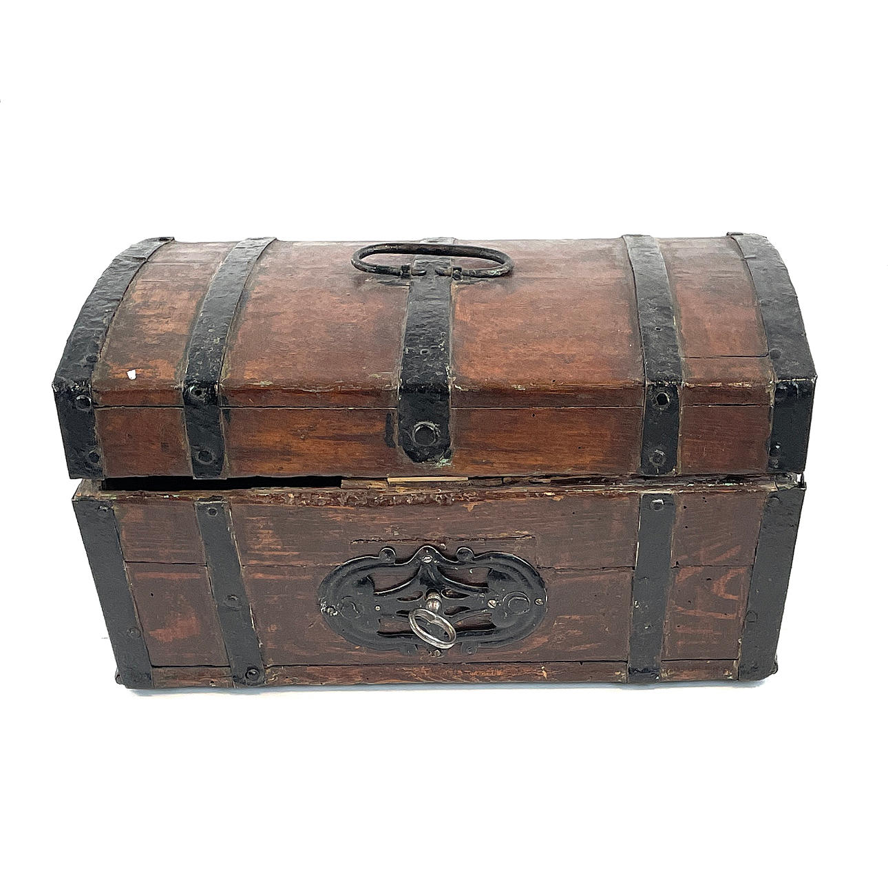 En trækasse, jernbeslag, 19. århundrede.