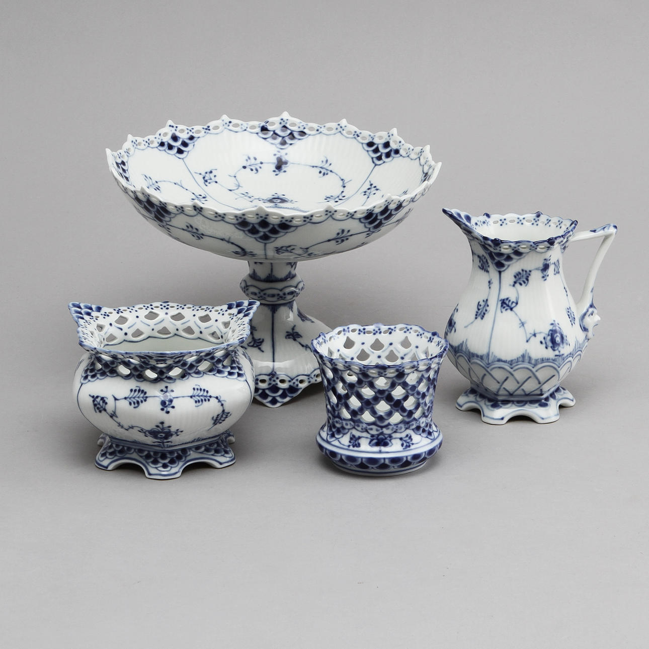 SERVISDELAR "MUSSELMALET" HELBLOND, 4 st, porslin, Royal Copenhagen.