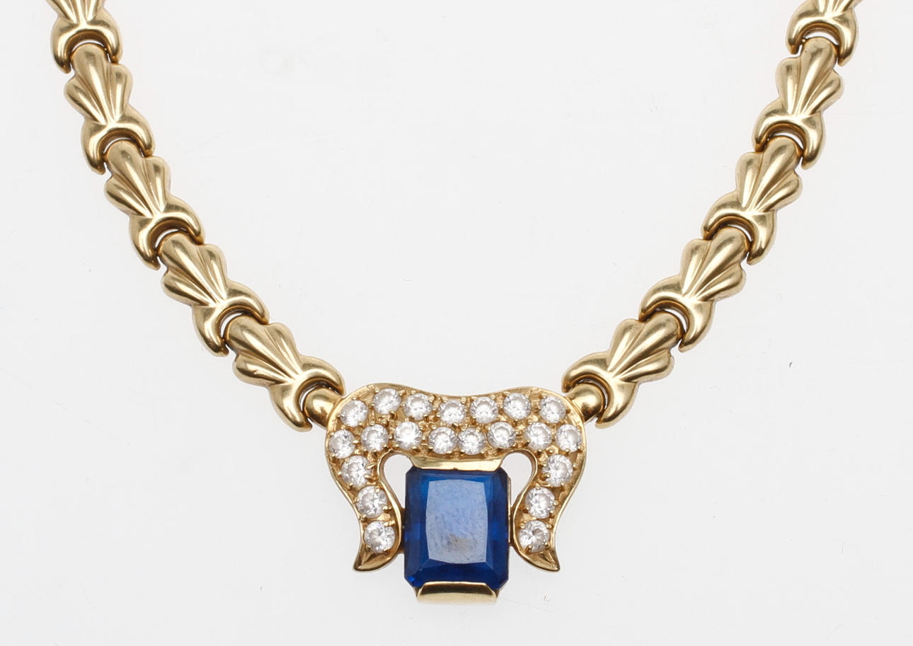 HALSCOLLIER, 14k guld med blå och vita stenar, vikt ca 22,5 gram.
