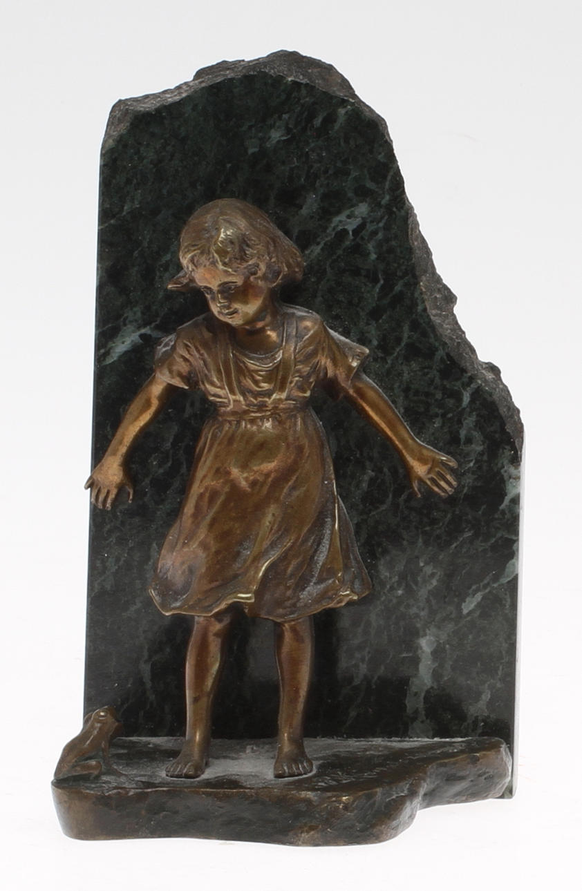 PAUL LUDWIG KOWALCZEWSKI. Flickan och grodan, brons och sten, signerad.