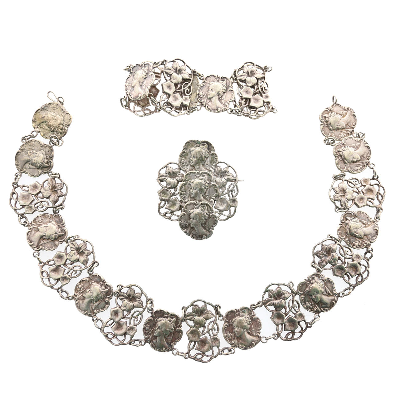 EN JUGENDSTIL SUITE AF SMYKKER.