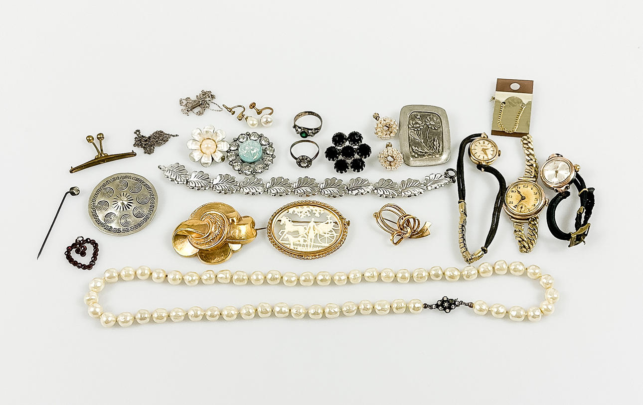 BIJOUTERIER, 24 pieces, partly silver.