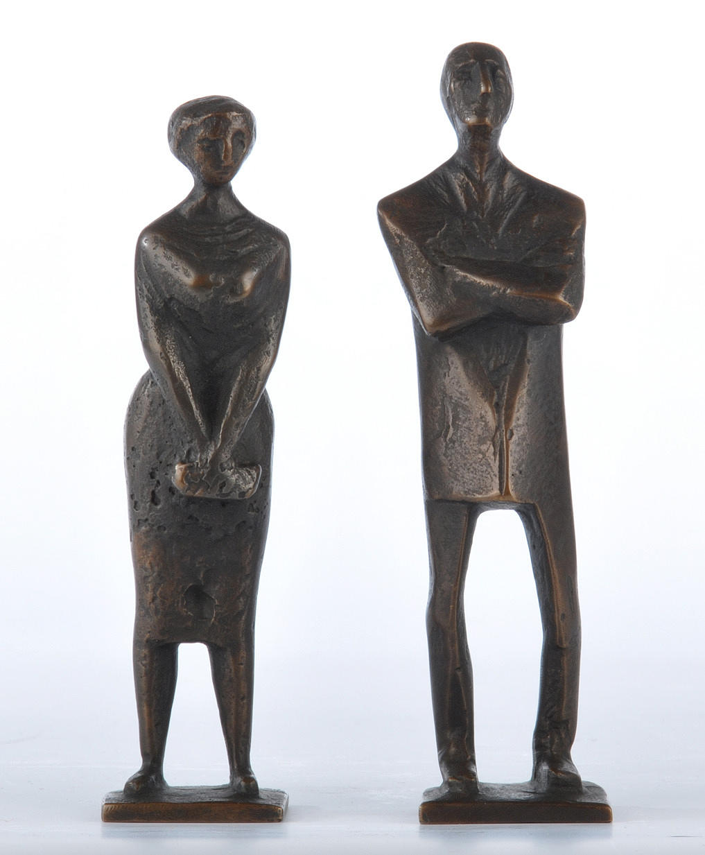 FIGURENGRUPPE. 2 brons siffror Man och kvinna i en stressad hållning (självsäker & blyg).