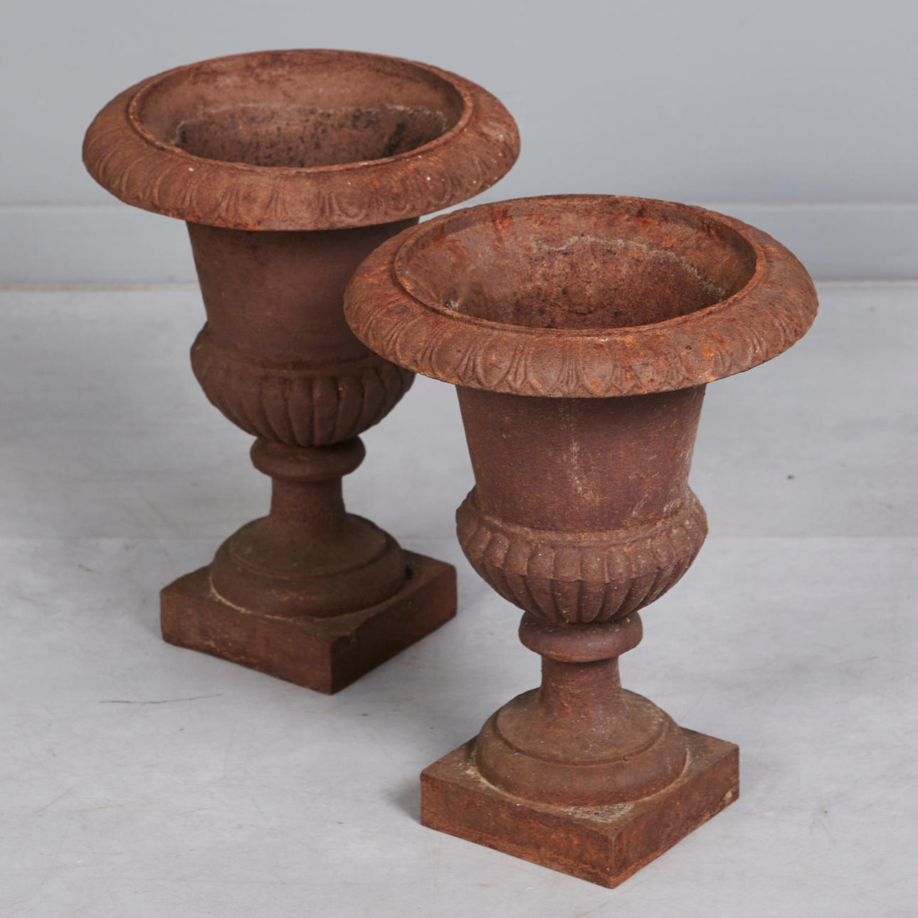 Två blomkrukor/blomlådor, metall (2).