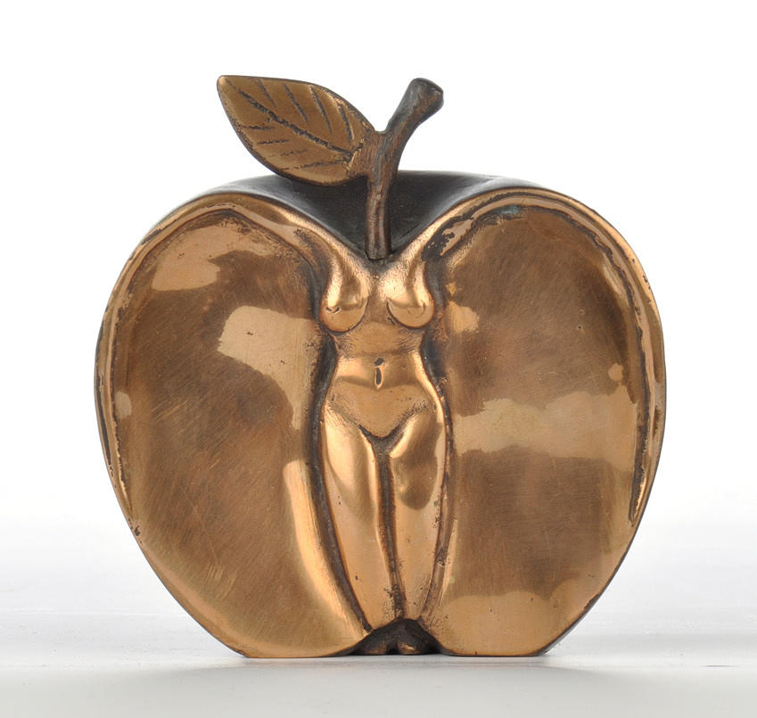 BRONZEOBJEKT, EROTIKA. Äpplet som en söt frukt. Apple halv med en acctrelief.
