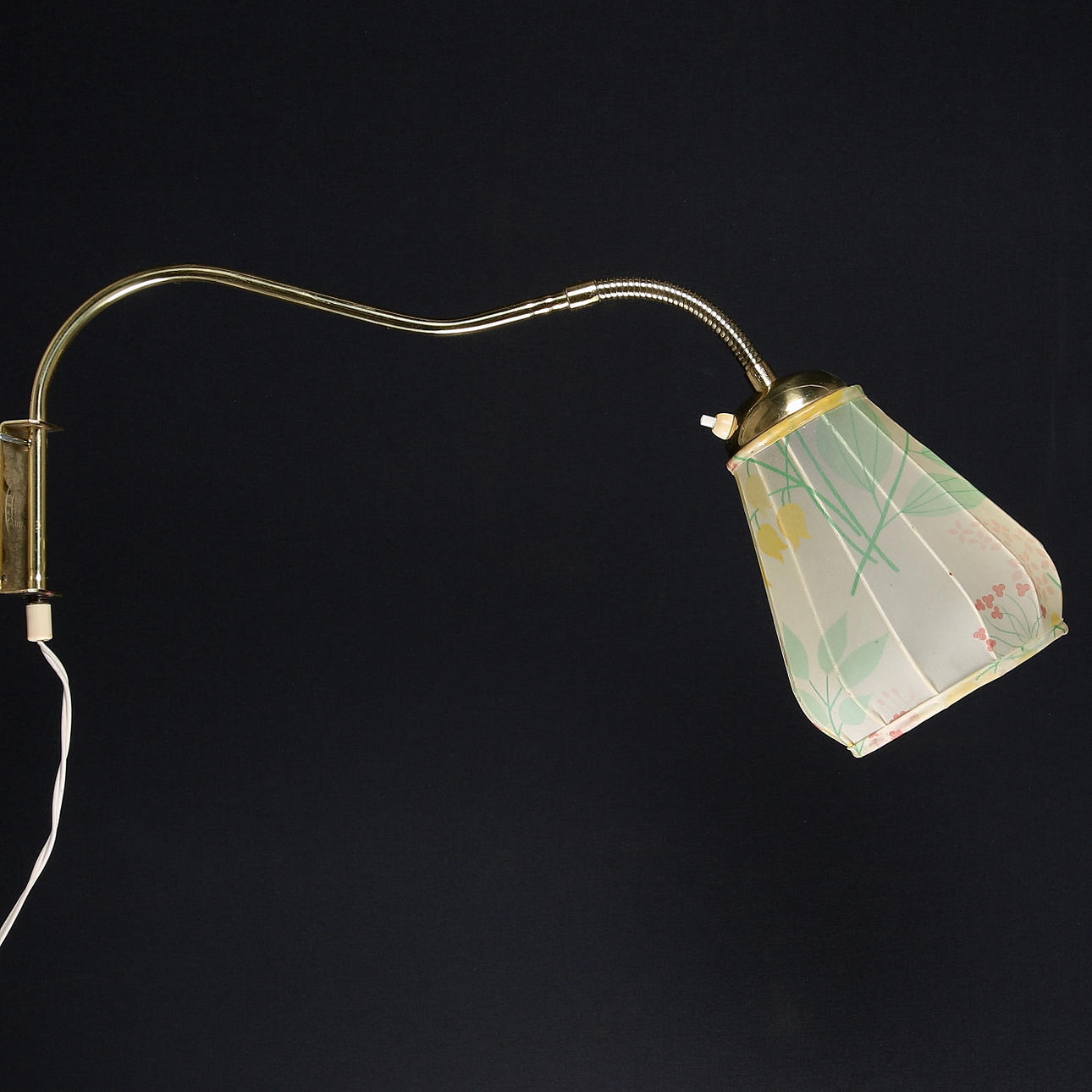 VÄGGLAMPA, mässing, 1950-tal.