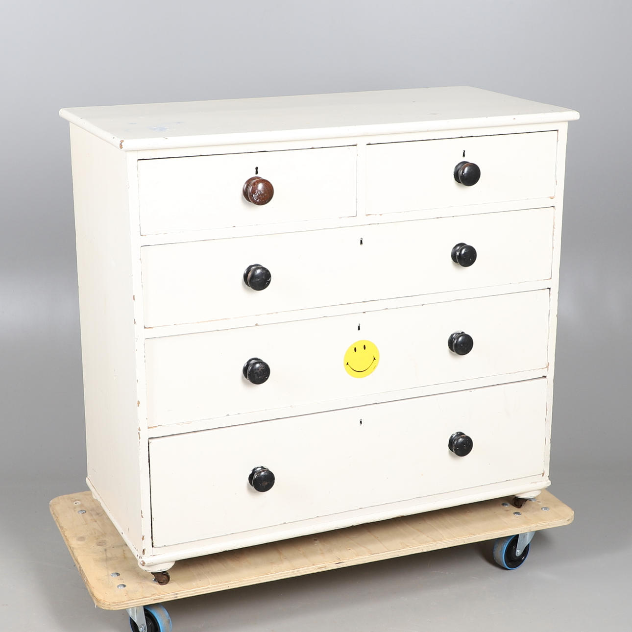 UNA CÓMODA PINTADA DE BLANCO.