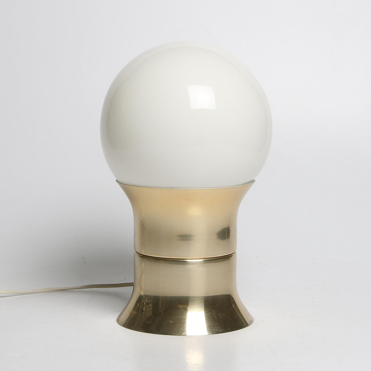 BORDSLAMPA, mässing och glas, "Klot 2", Hemi. 1900-talets mitt.