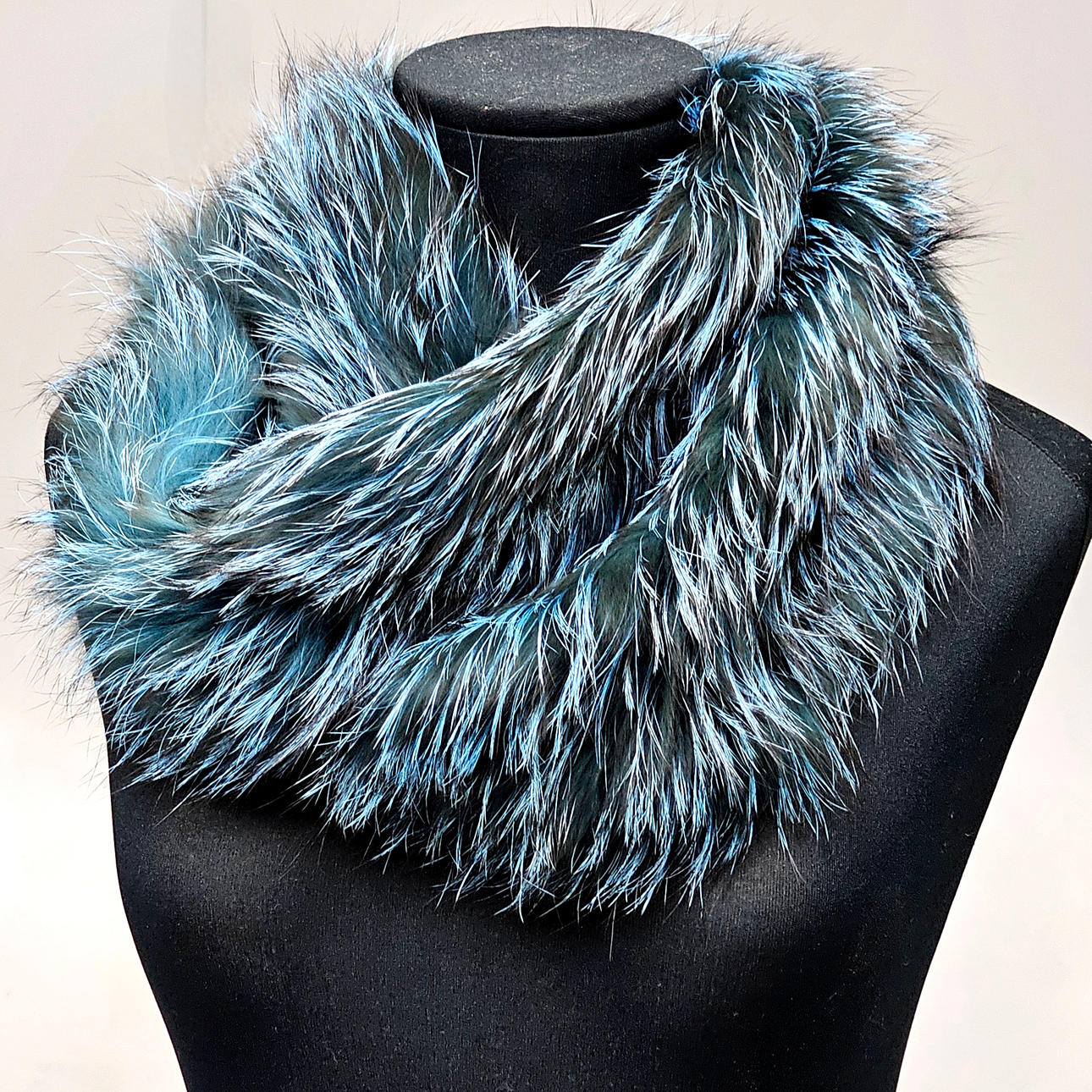 BUFANDA BOA DE RENAR AZUL Y NEGRO. A ESTRENAR.