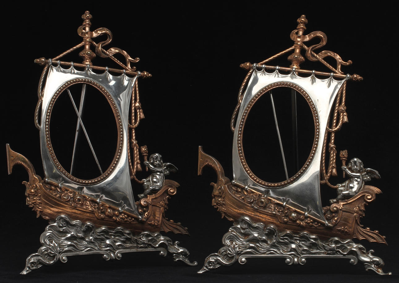 FOTRAMAR, 2 st , metall, i form av skepp.