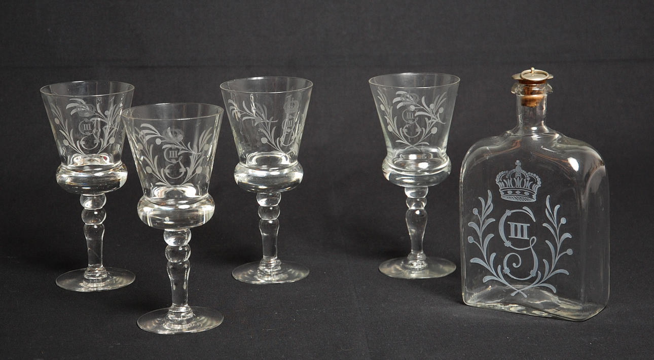 VINGLAS, FLASKA, med Gustav lll monogram.