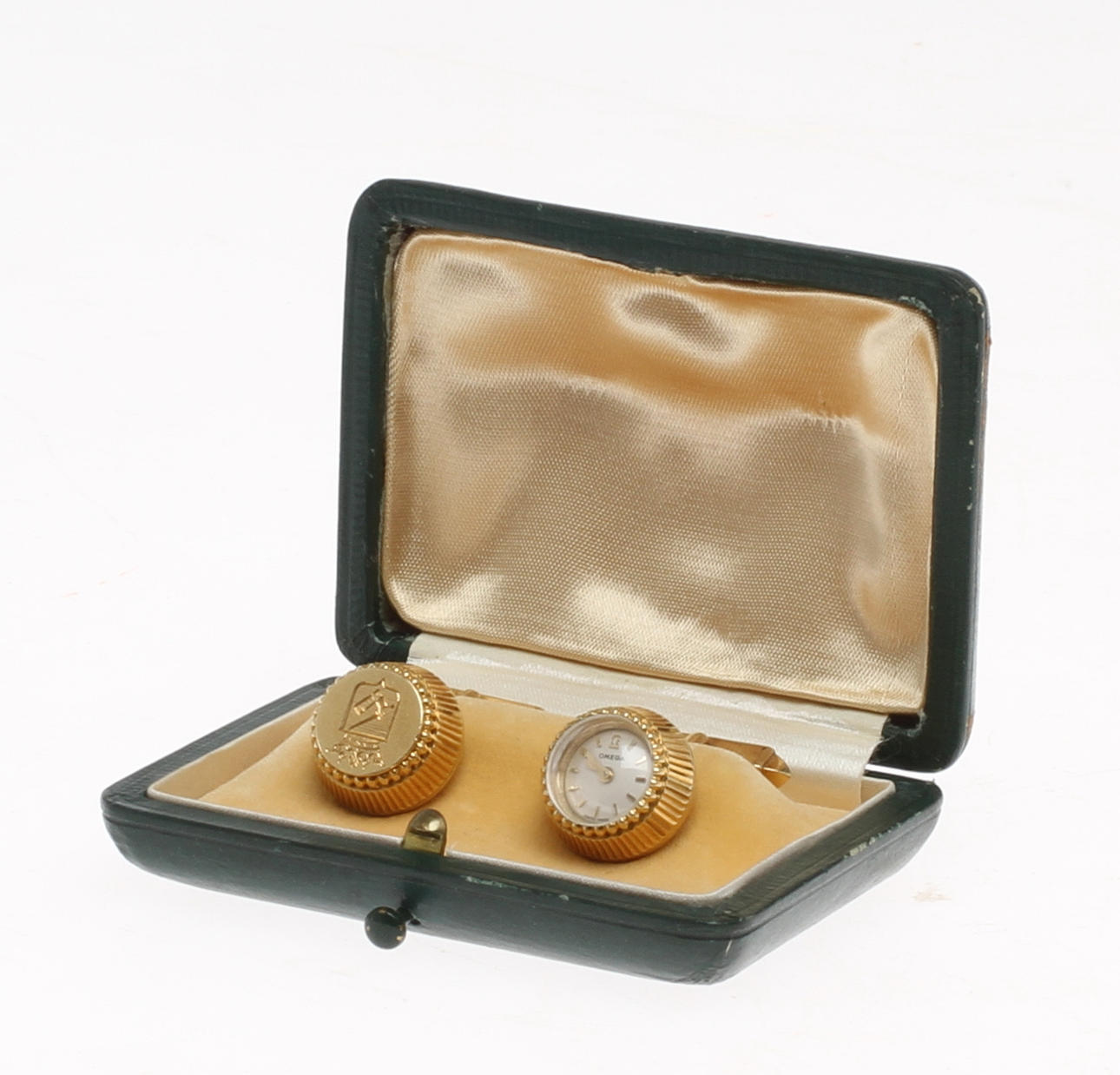 MANSCHETTKNAPPA, ett par, 18 k guld varav ett med ur Omega. Total vikt 21,4 gram.