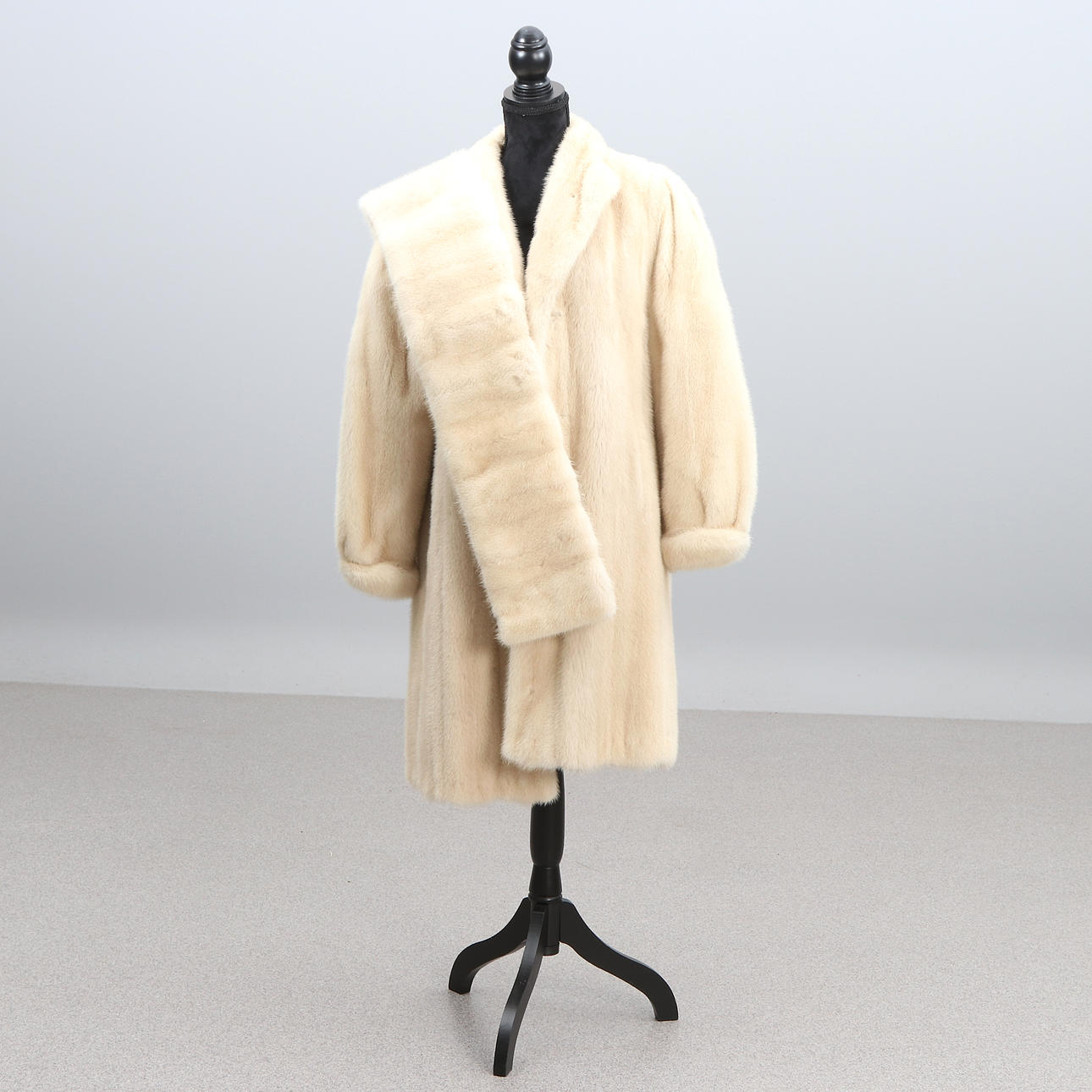 ABRIGO Y SILLA DE PIEL, visón blanco.