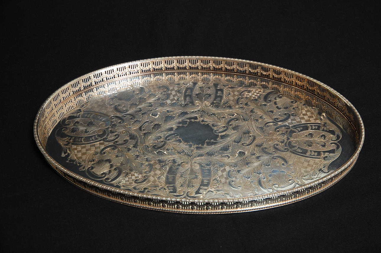 BRICKA, oval gustaviansk stil, England 1900-tal.