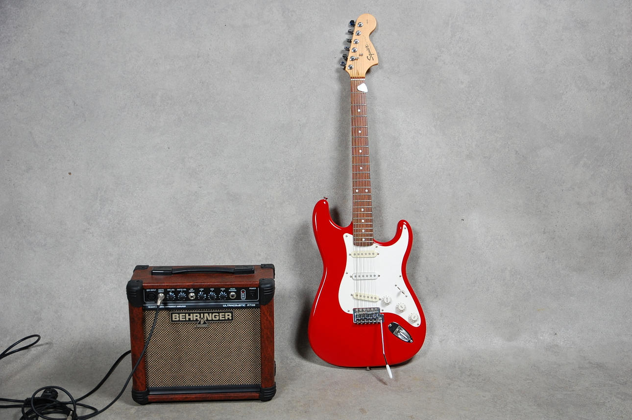 ELGITARR, Squier Strat By Fender, FÖRSTÄRKARE, Beringer.