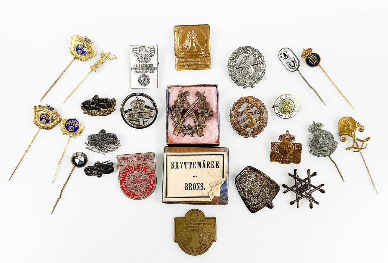 PARTI PINS & KNAPPAR, 52 st, 1900-tal.