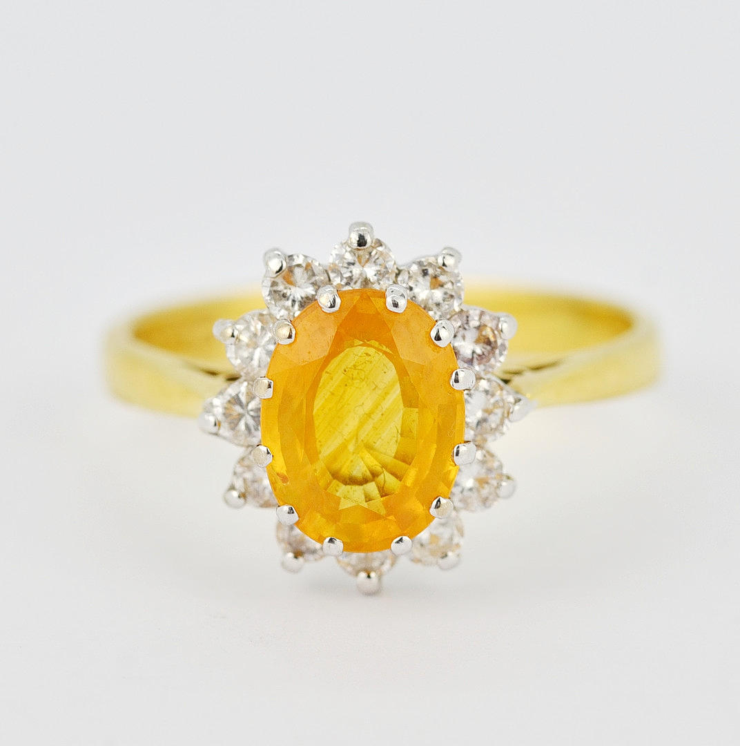 18KT GUL SAFIR OG DIAMANT RING.