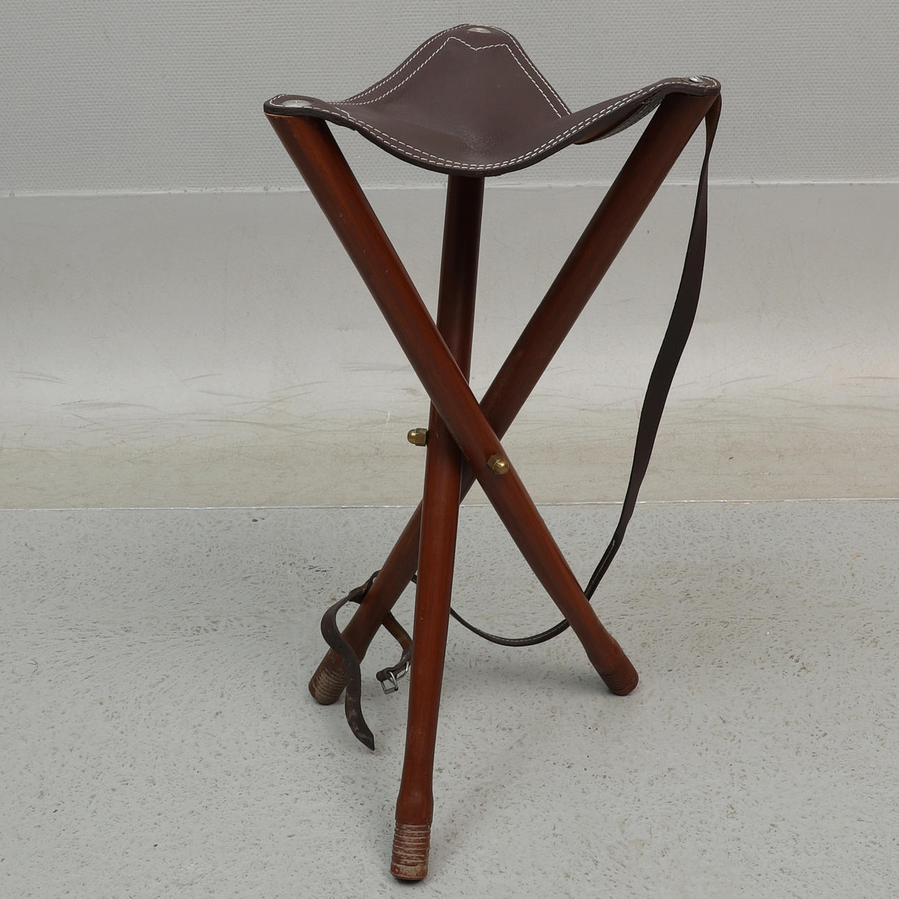 JAKTPALL, hopfällbar, trä & läder, 1900-tal.