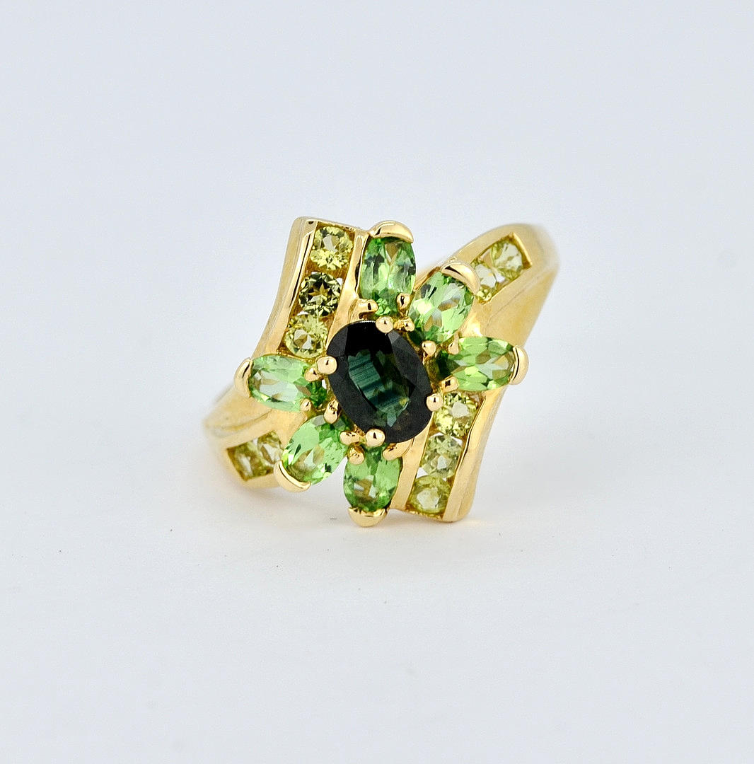 9KT GULD, SAFIR, PERIDOT OG GRØN SAFIR RING.
