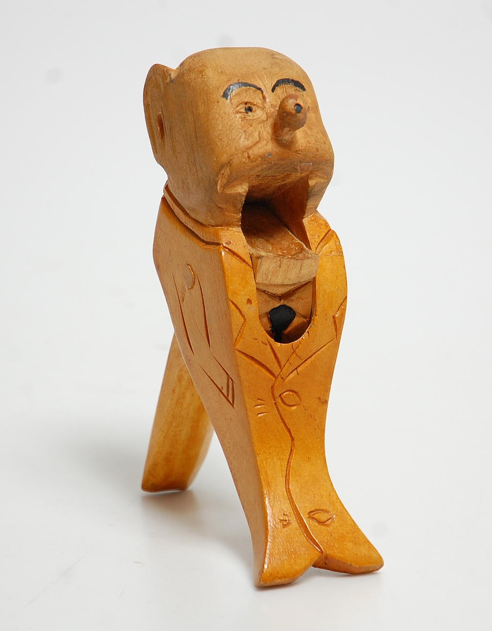 NÖTKNÄCKARE, träskuren, signerad IL.