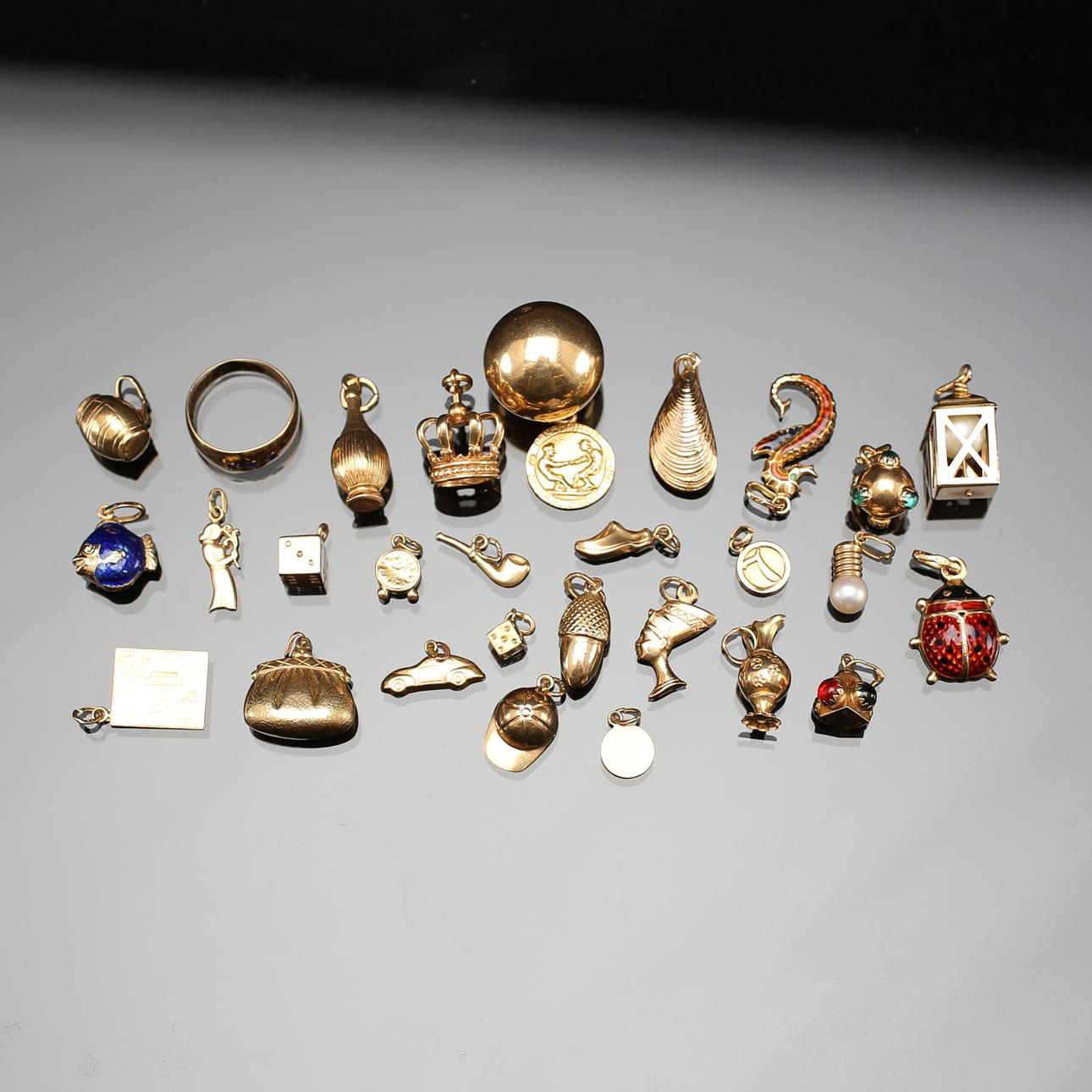 BERLOCKER samt RING, 29 delar, 18 k guld, vikt 37,74g.