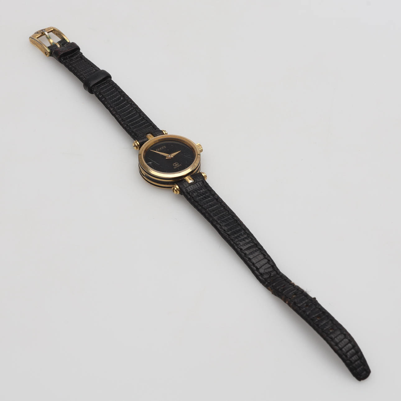 DAMENUHR Gucci Quarz mit Lederband.