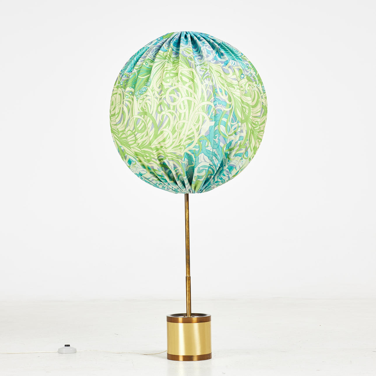 HANS-AGNE JAKOBSSON. Golvlampa, modell G123/600, fot i mässing, AB ...