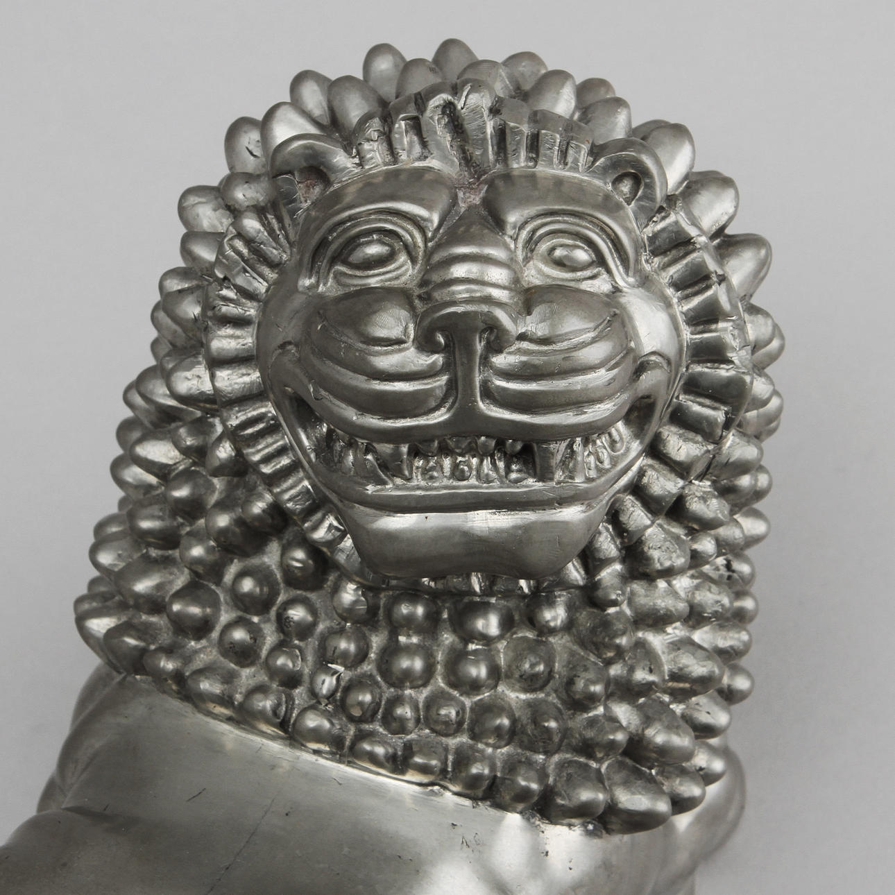 ANNA PETRUS. Figurin i form av lejon, tenn. Prototyp till modellnr 1136. Firma Svenskt Tenn, Stockholm.