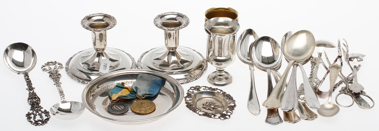 SILVERFÖREMÅL, bl.a. VAS, Blackensee and Son LTD, Chester, England 1909, SUPMUGG, J Grönroos, Kristianstad 1998, vikt tot ca 1046 gram.