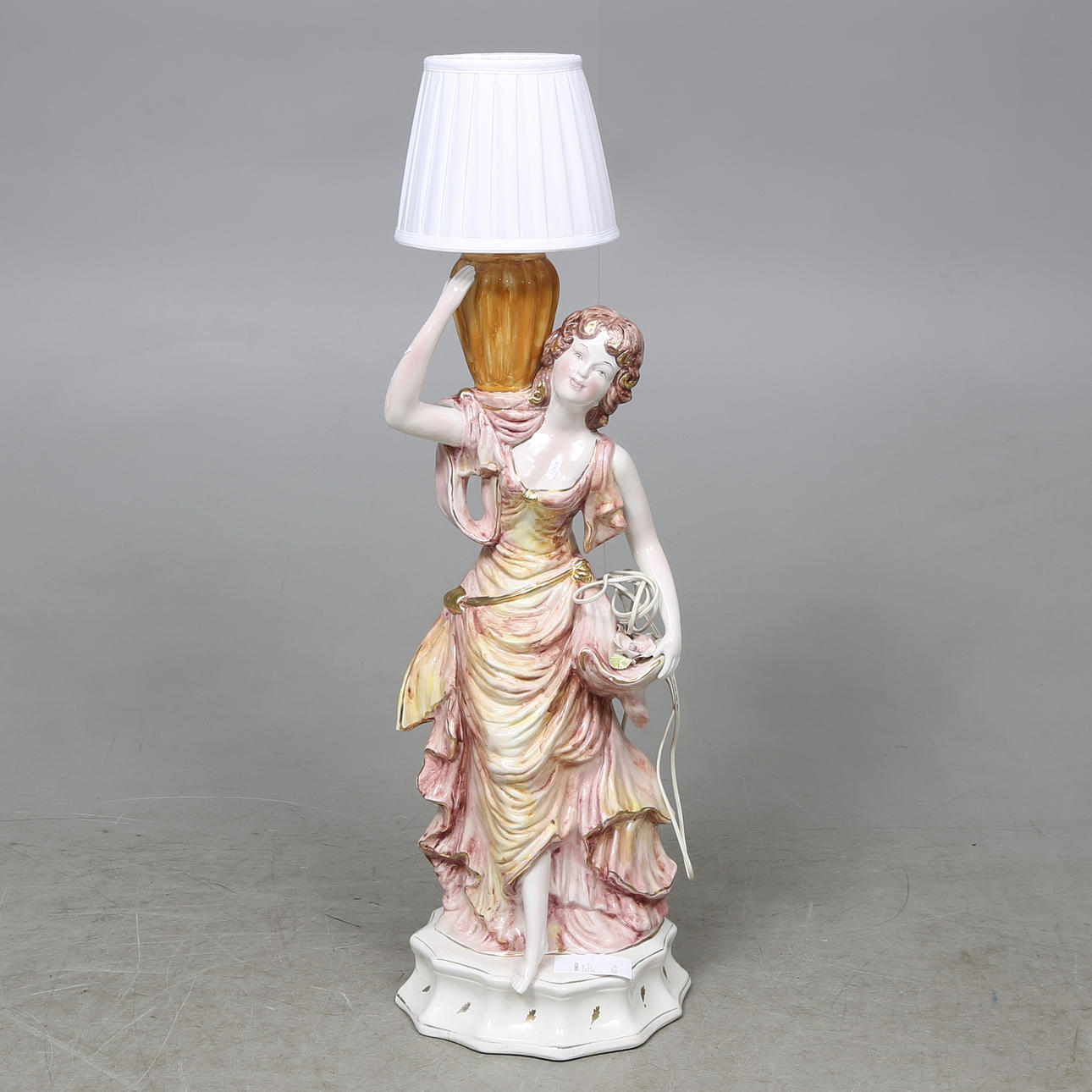 GOLVLAMPA, porslin, rokokostil, 1900-talets andra hälft.