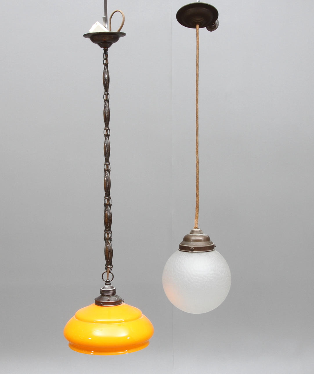 TAKLAMPOR, 2 st, jugend, 1900-talets första hälft.