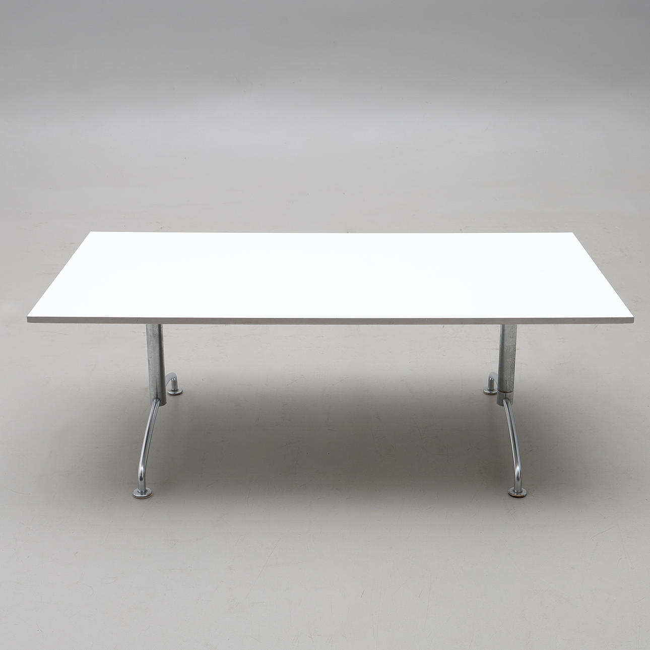 UNA MESA DE SOFÁ DE FRITZ HANSEN, DINAMARCA, 1990.