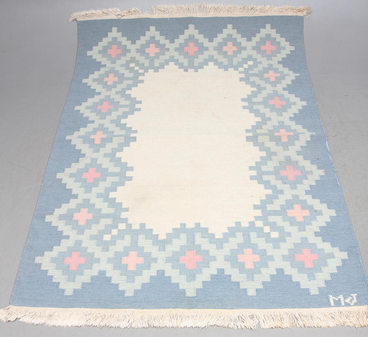 MATTA, röllakan, signerad MJ, ca 196 x 145 cm.