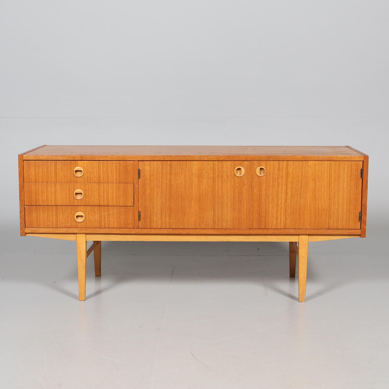 TV-BÄNK / SIDEBOARD teak 1900-talets mitt.