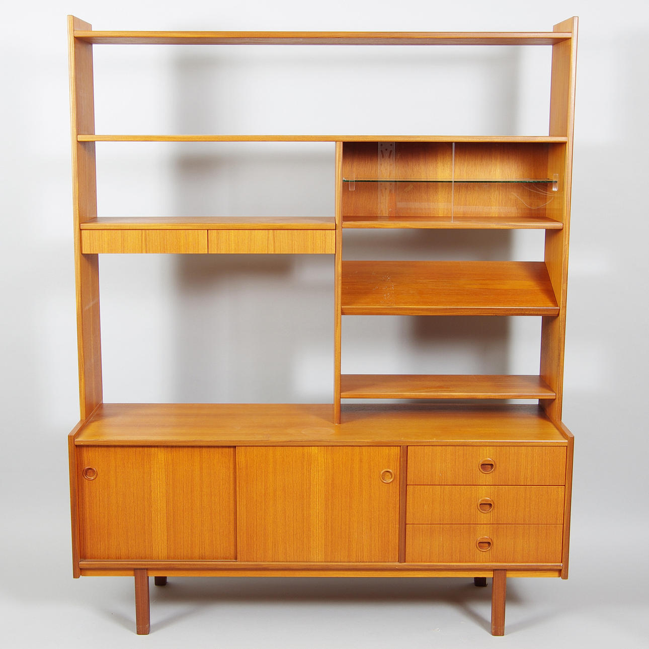 BOKHYLLA med vitrindel, teak, 1900-talets mitt.