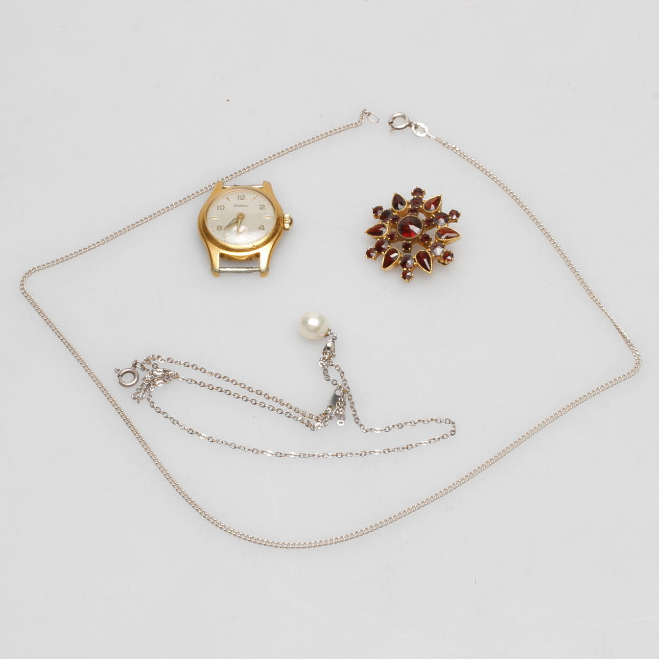 DAMARMBANDSUR, bland annat silversmycken och granatbrosch.