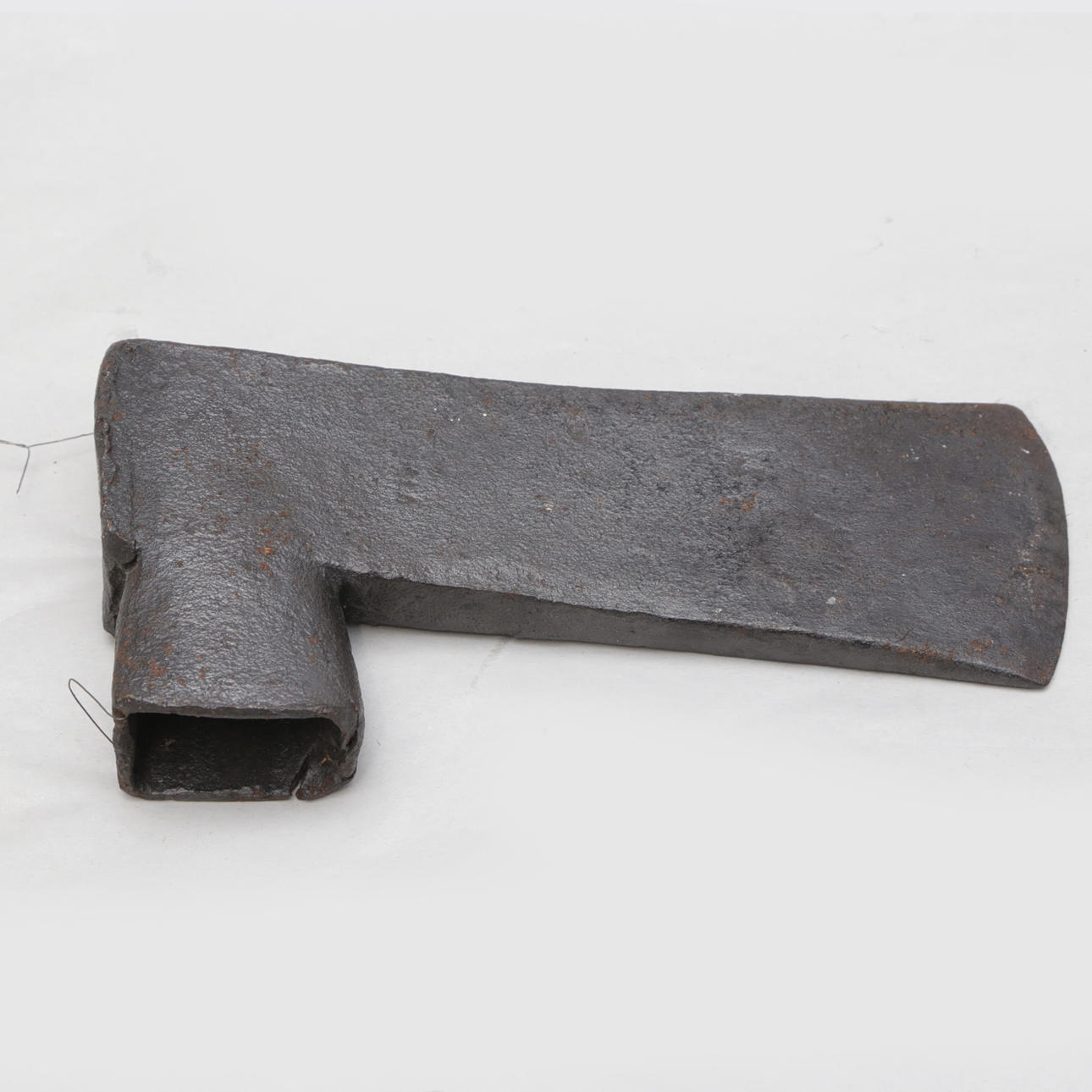 Eisenaxt, undeutlich gestempelt, antik.