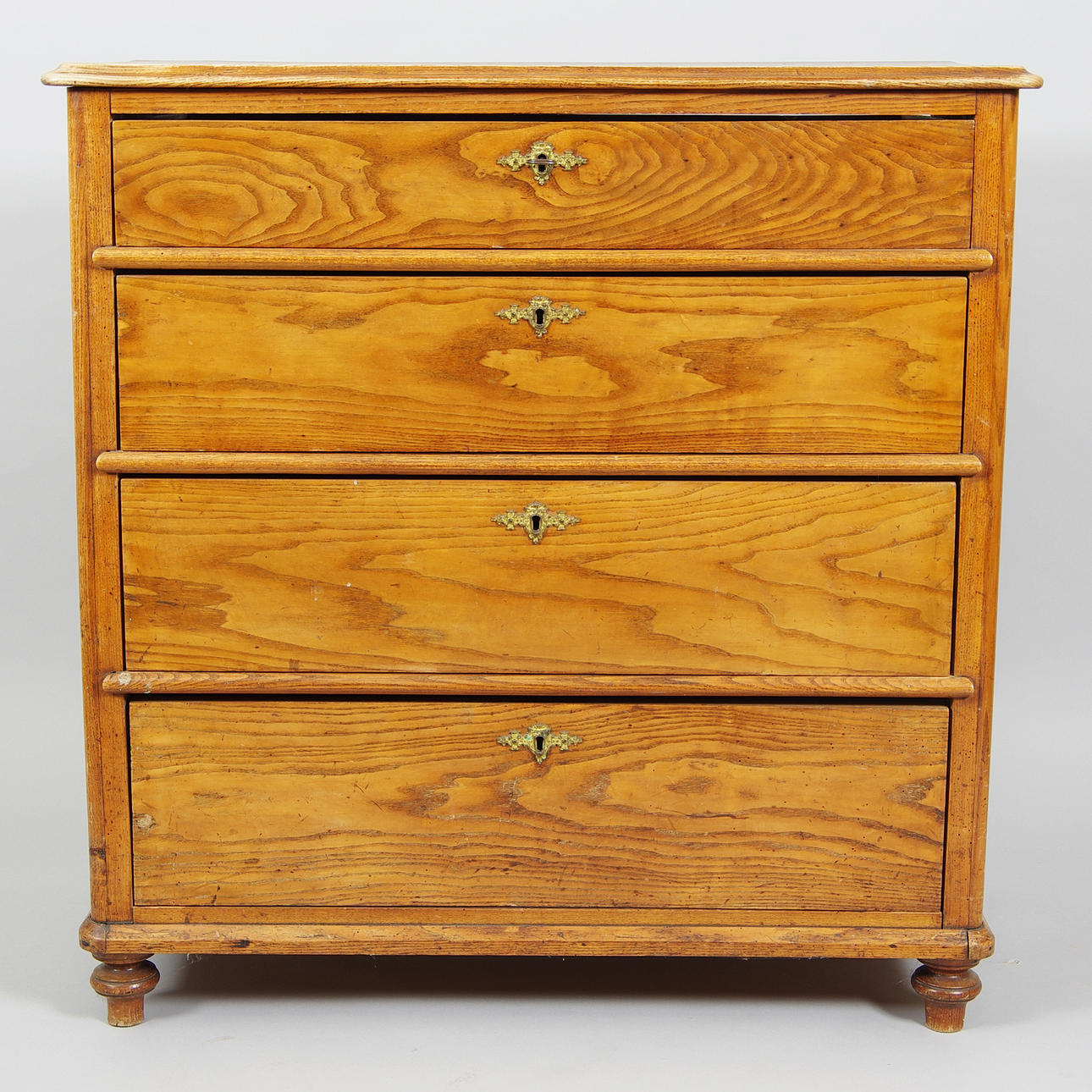 BYRÅ, 4-lådig, fur, sekelskiftet 1800/1900.