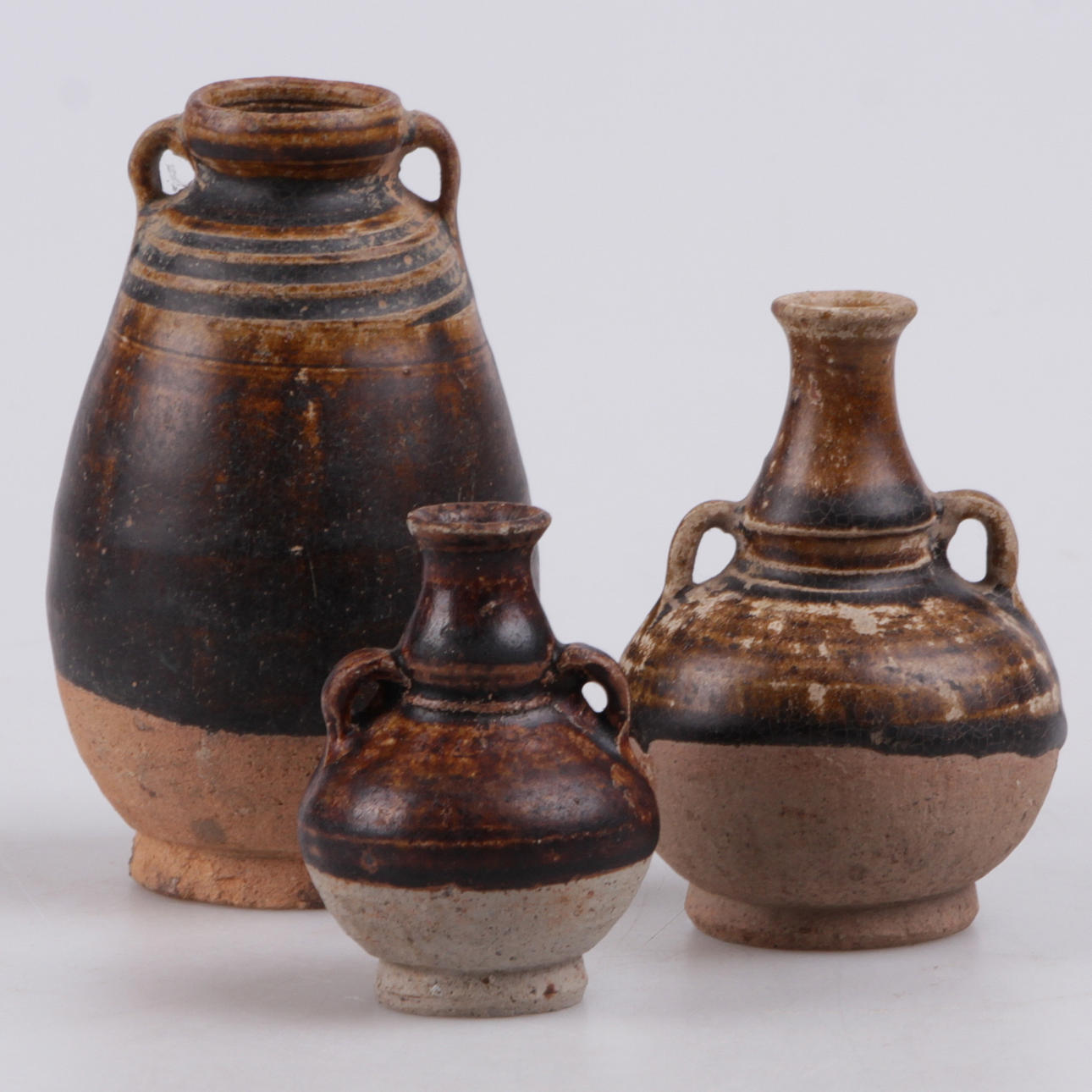 VAS, med hänkel, 3 st. Sawangkhalok, 1300-1600-tal.