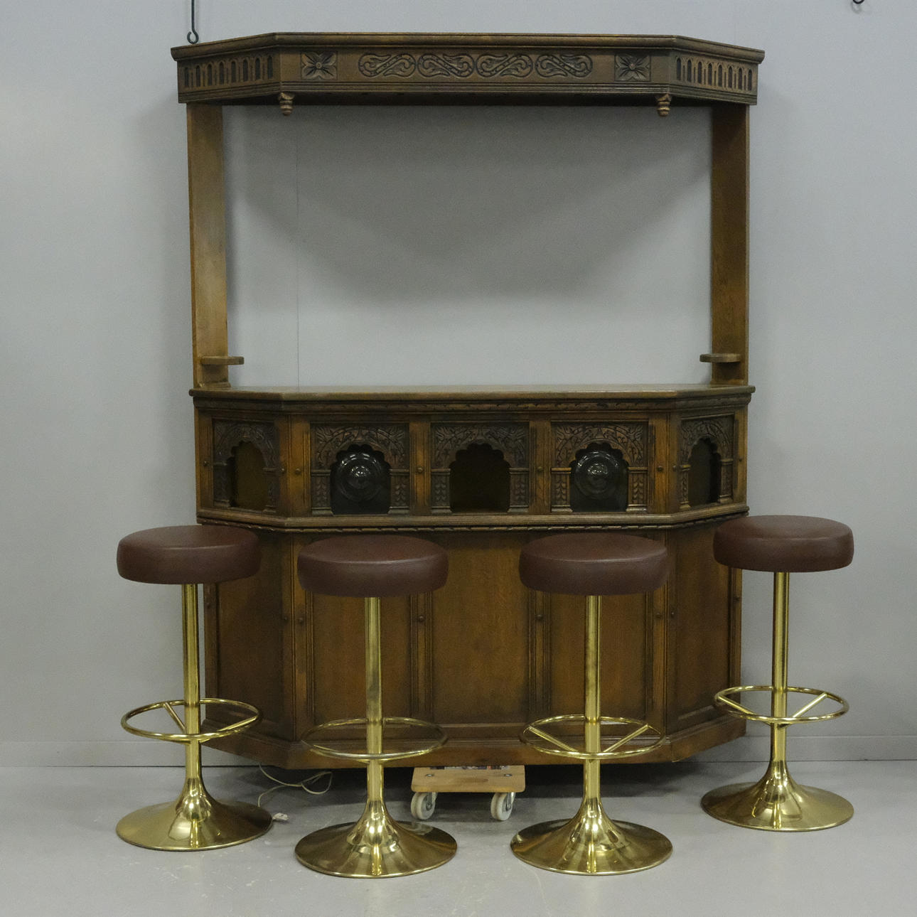 BARDISK, EK, OMKRING 1900 SAMT FYRA BARSTOLAR.