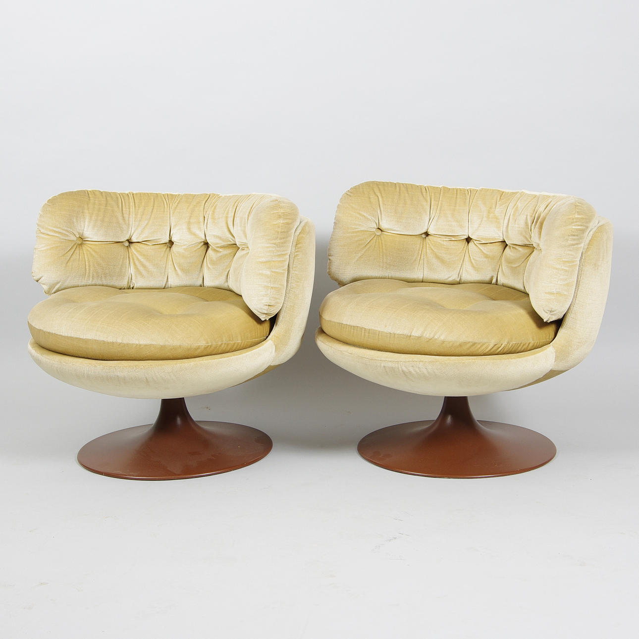 SNURRFÅTÖLJER, 1 par, "Pokalen", design Lennart Bender.