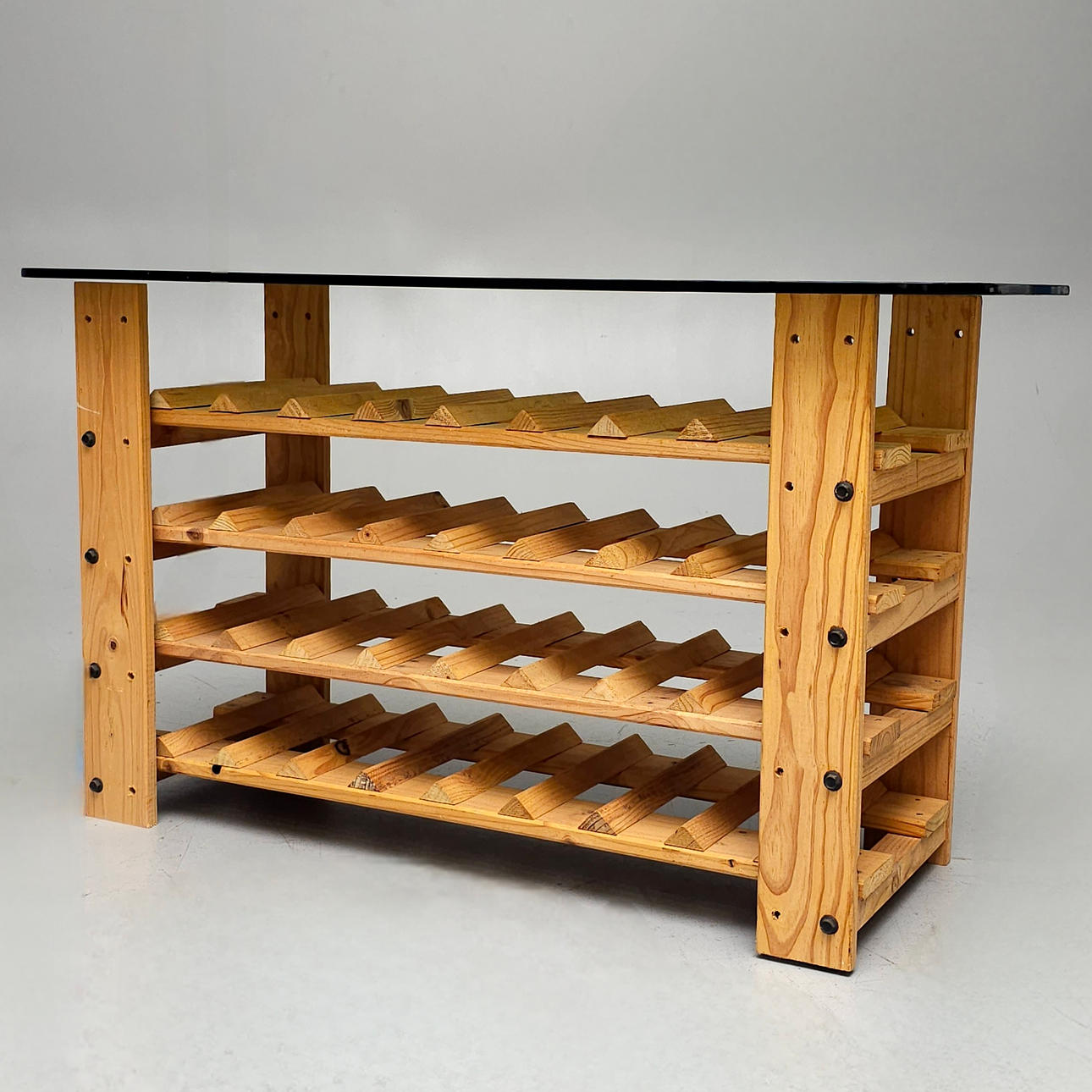 PUINEN PULLOTELINE SAVUSTETULLA LASILLA.